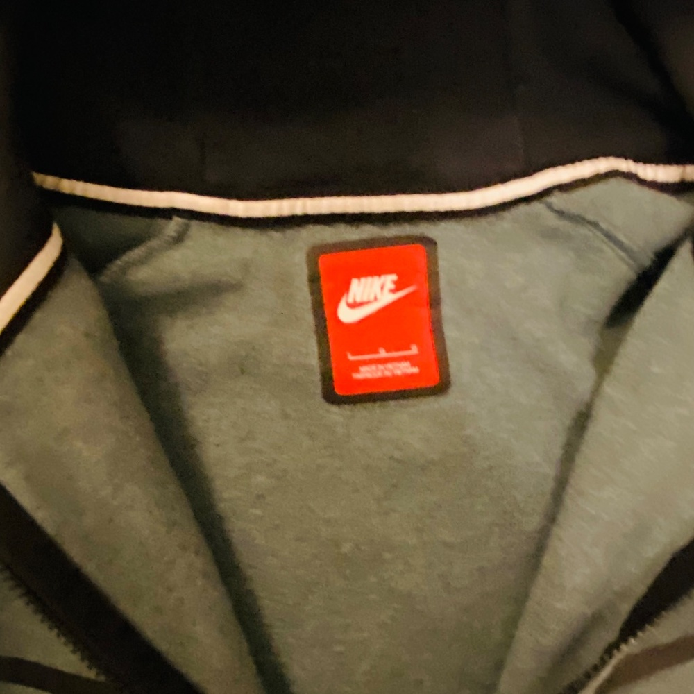 Nike - Picture 4 of 5